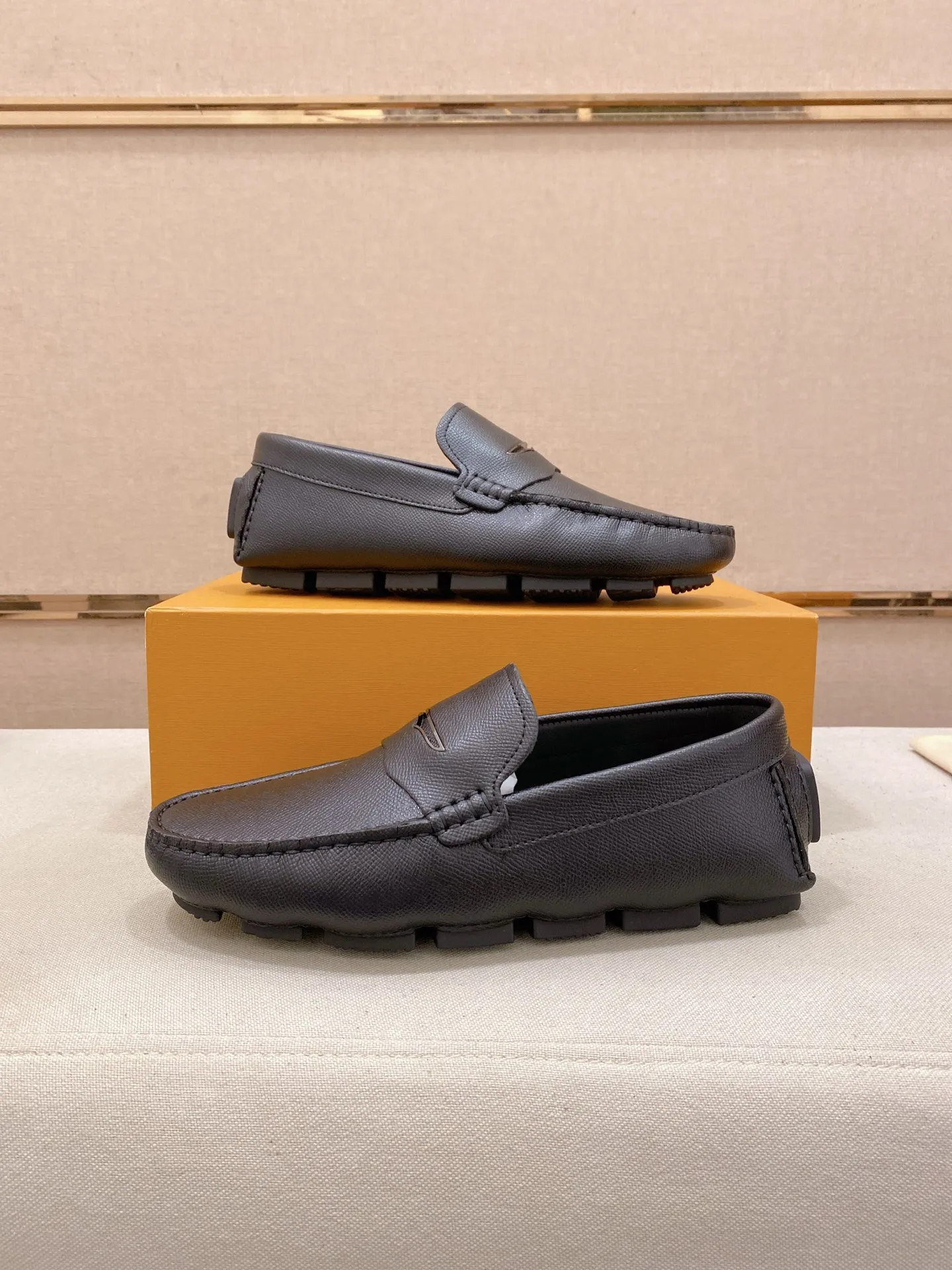 Factory price: 500💰High-end quality! LV 🆕🆕Exclusive hot-selling products in stock🔥🔥New products on the shelves, high-quality Ferragamo men's pea shoes, high-end casual driving shoes, with complete packaging! 💪 💪 Material: imported first-layer cowhide 🐂 + imported high-quality buffalo leather lining + wear-resistant outsole 👍🏻👍🏻 Features: high-end and comfortable, purely handmade 🚀 🚀 Create the perfect shoes that suit you best 🔥 🔥 Size: (38-44) 45 standard size can be customized!